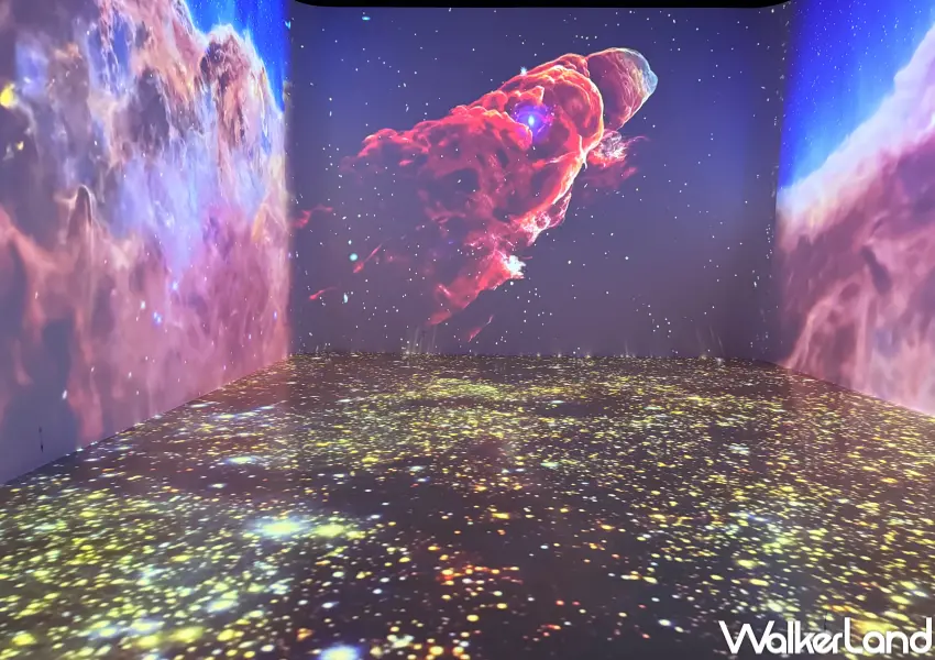 ▲天文館特展必拍打卡點!沉浸式銀河劇場以360度無死角的星海投影,走進展區空間被星海包圍超夢幻。(攝影:鄭亦庭)