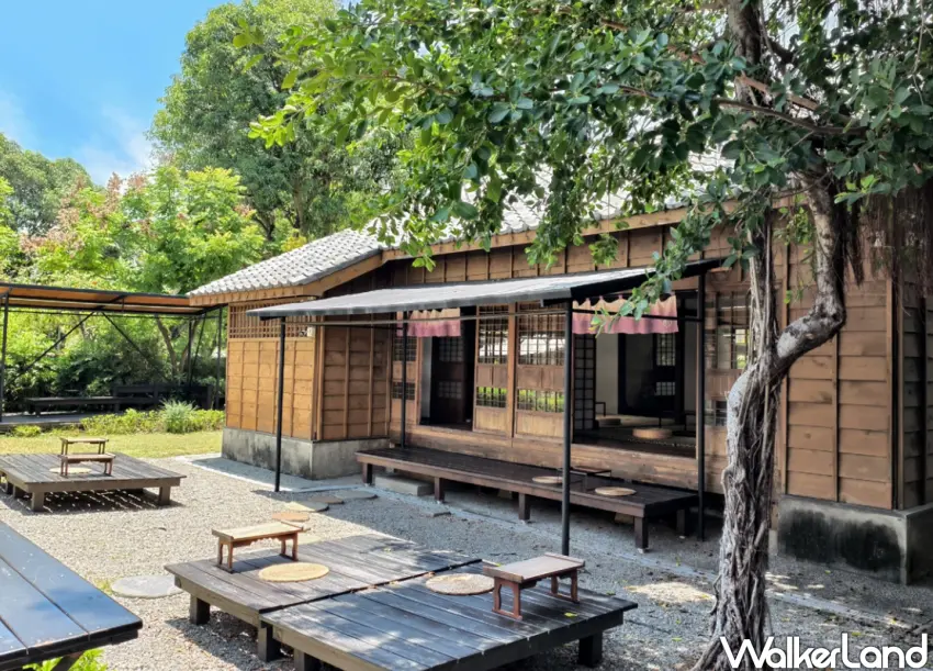 ▲「若晞茶空間」戶外茶席空間，旅人可在充滿歲月痕跡的老屋庭院，感受茶香與時光交織的獨特魅力。(美食好芃友提供)