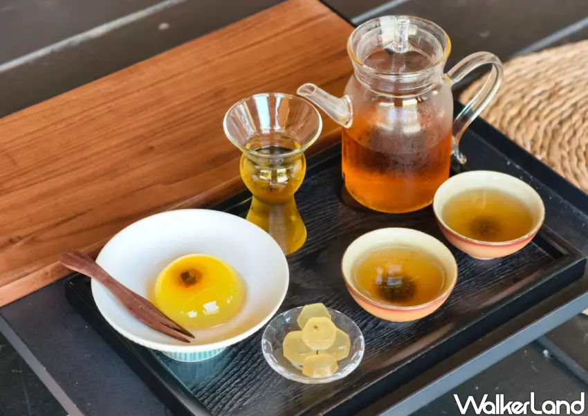 ▲茶席套餐提供一壺特選茶葉冷泡茶，搭配琥珀糖與以野生花茶製成的水信玄餅。（美食好芃友提供）