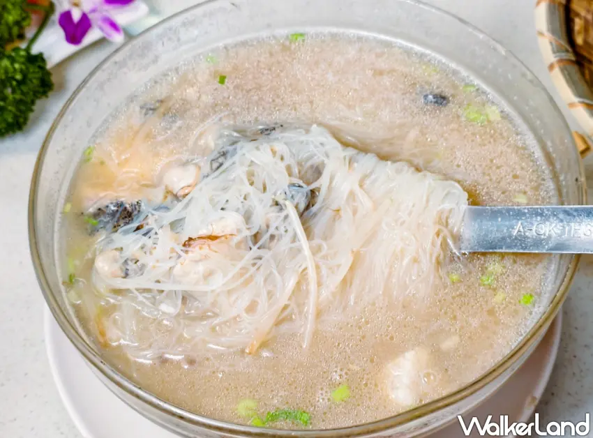 ▲龍膽石斑米粉提供免費續湯與續米粉的服務，內含龍膽石斑魚肉、蛤蜊與蚵仔等海鮮食材等，誠意十足。（美食好芃友提供）