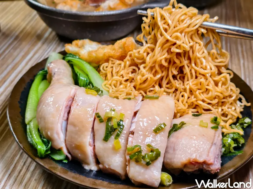 ▲「海南雞炒泡麵」雞腿與印尼炒泡麵一同享用,意外呈現出契合的風味。(美食好芃友提供)