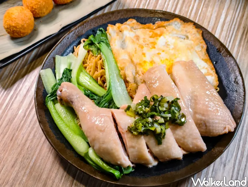 ▲「海南雞炒泡麵」選用的海南雞腿肉質鮮嫩多汁,入口即可感受到肉汁釋放,雞皮則帶有微微油香。(美食好芃友提供)