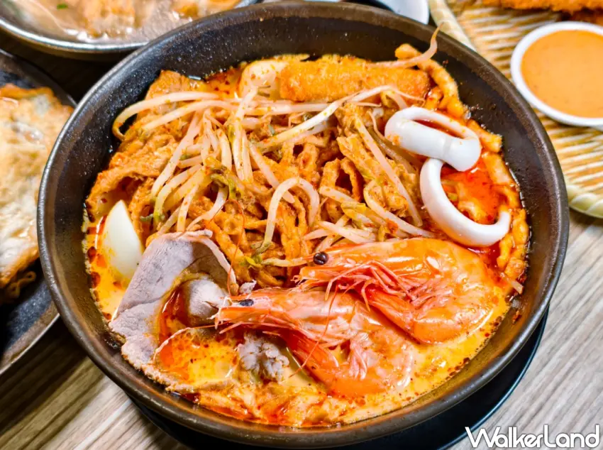▲「巴剎新加坡風味美食」的南洋叻沙海鮮麵濃郁辛香的叻沙湯頭層次豐富,帶有明顯椰奶與香料風味。並且特別選用高雄在地新順發製麵廠所製作的寬意麵,提升整體口感表現。