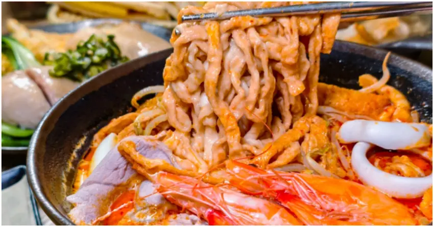 不用出國也能吃爆南洋味！老巴剎新加坡風味美食 叻沙麵、海南雞炒泡麵都推薦。