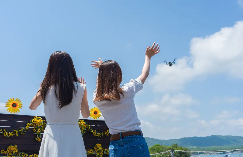 ▲無人機將自動拍下你的旅行身影，影片可以直接傳輸到你的手機。