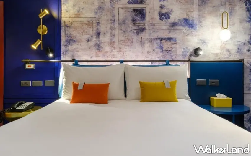 ▲悅樂旅店台中文心店的雙人客房內部設計充滿活力,以飽滿的藍色牆面搭配高質感軟裝,為當代旅人打造專屬的舒適放鬆空間。圖/悅樂旅店提供;窩客島編輯李維唐整理