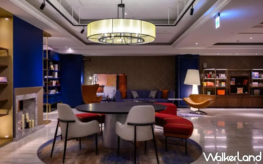▲悅樂旅店台中文心店的共享空間融合輕奢設計,大廳全天候免費供應咖啡與爆米花,營造出家一般的溫馨社交氛圍。圖/悅樂旅店提供;窩客島編輯李維唐整理
