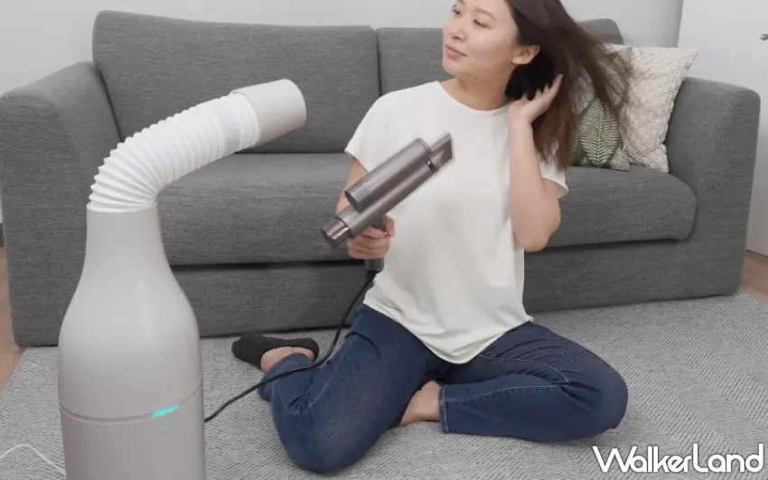 ▲許多女性在夏天洗完澡吹頭髮時總是吹得滿頭大汗，這款冷風扇能直接擺在客廳地板或地毯上，一邊吹頭髮一邊享受降溫3度的涼爽冷風，徹底解決浴室悶熱的痛點。圖／THANKO提供；窩客島編輯李維唐整理