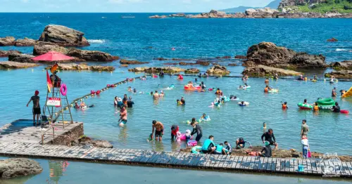 夏天不只衝墾丁！全台7大親水勝地先收藏，沙灘、水樂園清涼開玩超消暑。