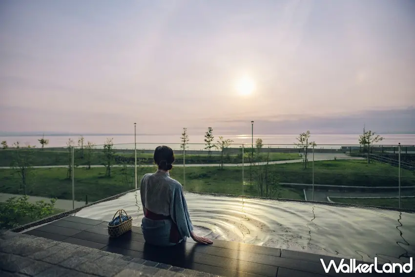 ▲入住星野集團溫泉旅館，一邊享受愜意的足湯一邊迎接美麗的日出旭景，享受最純粹的療癒時光。圖／星野集團提供；窩客島編輯李維唐整理