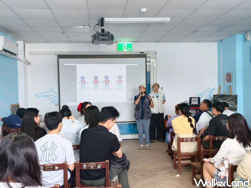 ▲啟航前,由黑潮海洋文教基金會志工為旅人進行專業的行前注意事項解說。(攝影:楊婷雅)