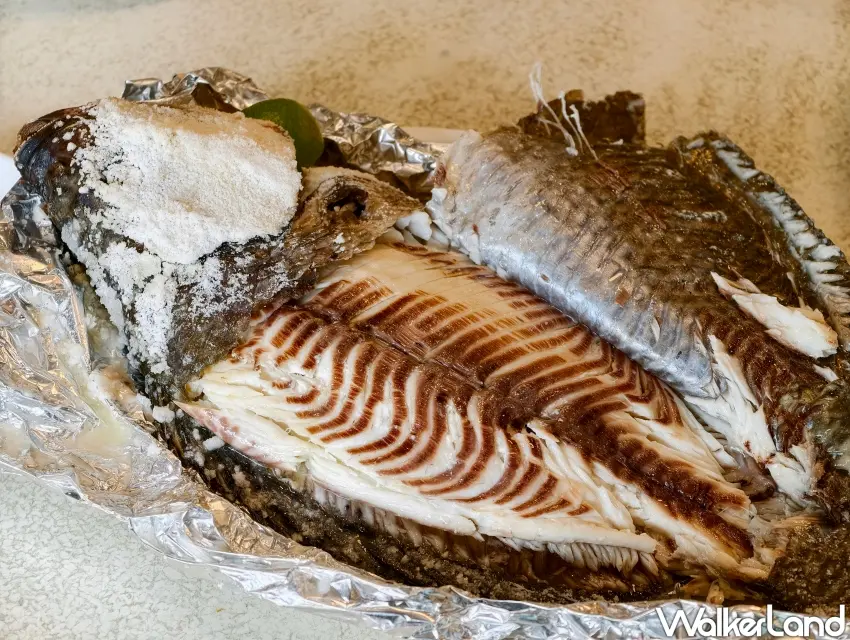 ▲外皮鋪滿厚鹽烤至極致入味的「鹽焗活力鯛」,肉質更是細緻多汁毫無泥土味。(攝影:楊婷雅)