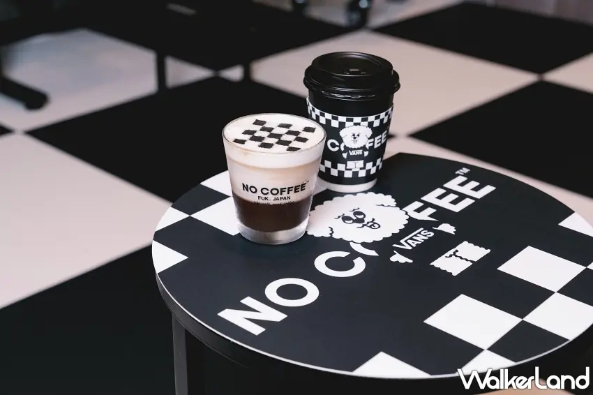▲Vans與日本NO COFFEE聯名限定的「Off The Malt」1966麥芽特調,以經典黑白棋盤格拉花點綴,完美揉合美式街頭與日系極簡美學。圖/Vans提供;窩客島整理