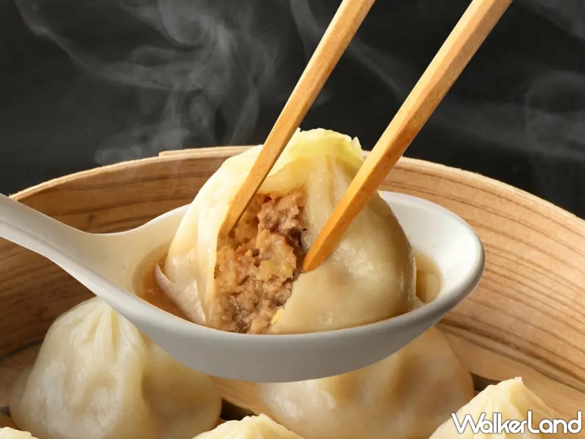 ▲招牌自家製台灣小籠包用筷子輕輕戳開,濃郁爆汁的鮮美高湯瞬間滿溢而出。圖/THE BUFFET 包包點心與THE BUFFET 點心甜心提供;窩客島編輯李維唐整理