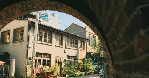 出國好玩又減碳！Booking.com公布5大好走路城市，邊抓皮克敏邊住溫泉湯屋與傳統韓屋。
