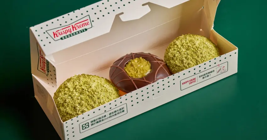 開心果甜甜圈買一送一！Krispy Kreme杜拜巧克力甜甜圈必吃，3入小盒下午茶瘋搶。