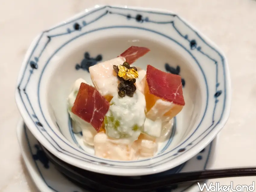 ▲「白和火腿」選用熟成 8 個月的和牛火腿切片,搭配哈密瓜與麝香葡萄,並以特製白和醬串連整體風味。(攝影:楊婷雅)
