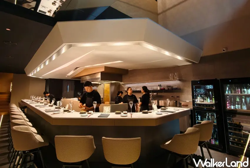 ▲「牛花 USHIHANA 台中公益店」採全開放式廚房的設計,吧檯座可容納15人。(攝影:楊婷雅)