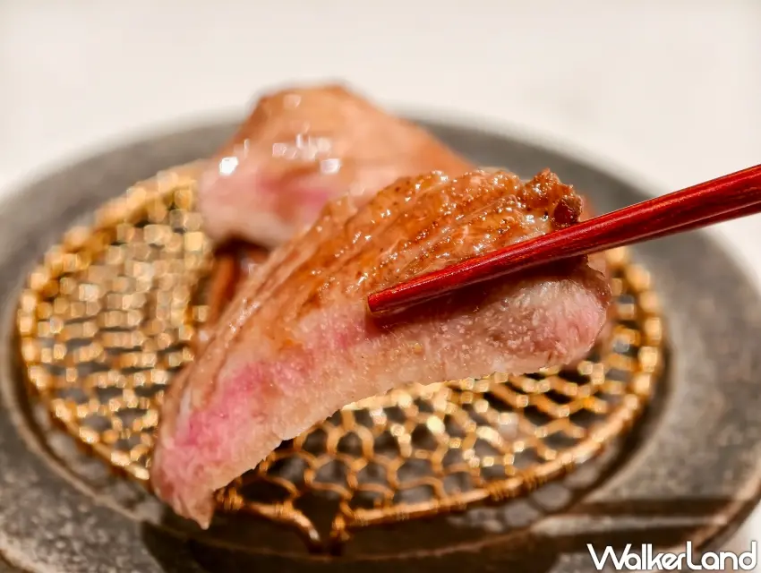 ▲招牌「厚切牛舌」經炭火燒烤後保有彈嫩口感與濃郁肉香,搭配以客家桔醬及夏多內白酒醋調製的特製醬料。(攝影:楊婷雅)