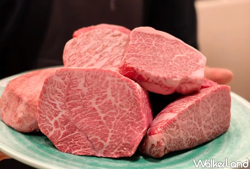 ▲「牛花 USHIHANA 台中公益店」套餐的厚切牛舌為固定招牌,搭配三款風格迥異的和牛部位,以及多道和牛主題料理。(攝影:楊婷雅)