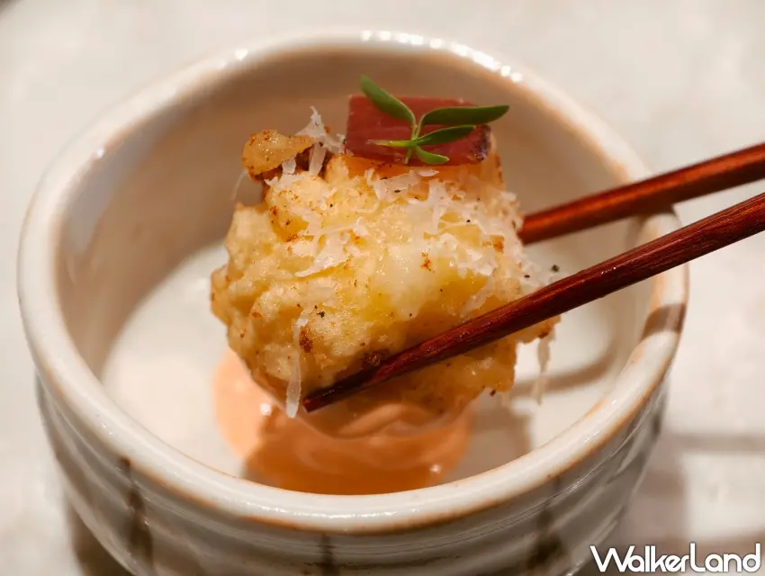 ▲「牛花台中公益店」限定料理「起司天婦羅」,以切達、帕瑪森與莫札瑞拉三款起司層層堆疊,以東泉辣椒醬美乃滋點綴,帶出微辣與甘甜交織的在地滋味。(攝影:楊婷雅)