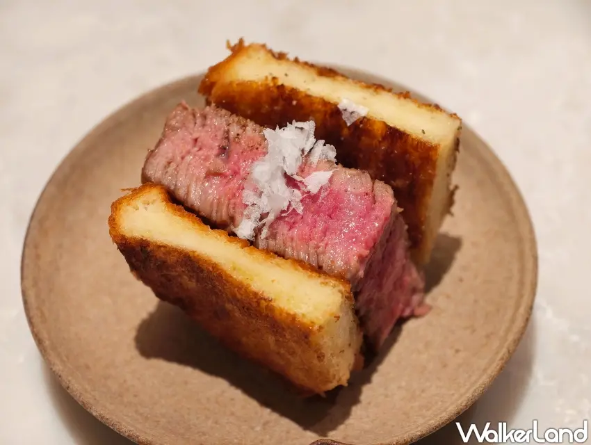 ▲「和牛三明治」選用「KANG Artisan Bakery」布里歐麵包,內餡夾入厚實多汁的和牛牛排,搭配松露美乃滋與淡雪鹽提味,展現奢華且層次豐富的風味。(攝影:楊婷雅)