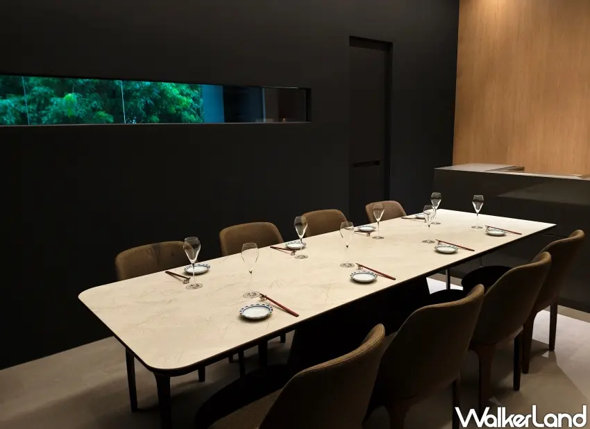 ▲二樓設有包廂,金箔天花與綠意窗景交織,打造雅緻用餐氛圍。(攝影:楊婷雅)