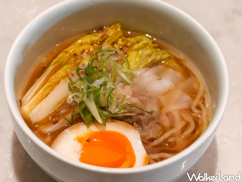▲「淡麗牛骨拉麵」以特製彈牙麵條搭配融合牛骨、雞骨與金華火腿精華熬煮而成的清甜湯頭,佐以牛肉雲吞與時蔬,並且可以免費續麵。(攝影:楊婷雅)