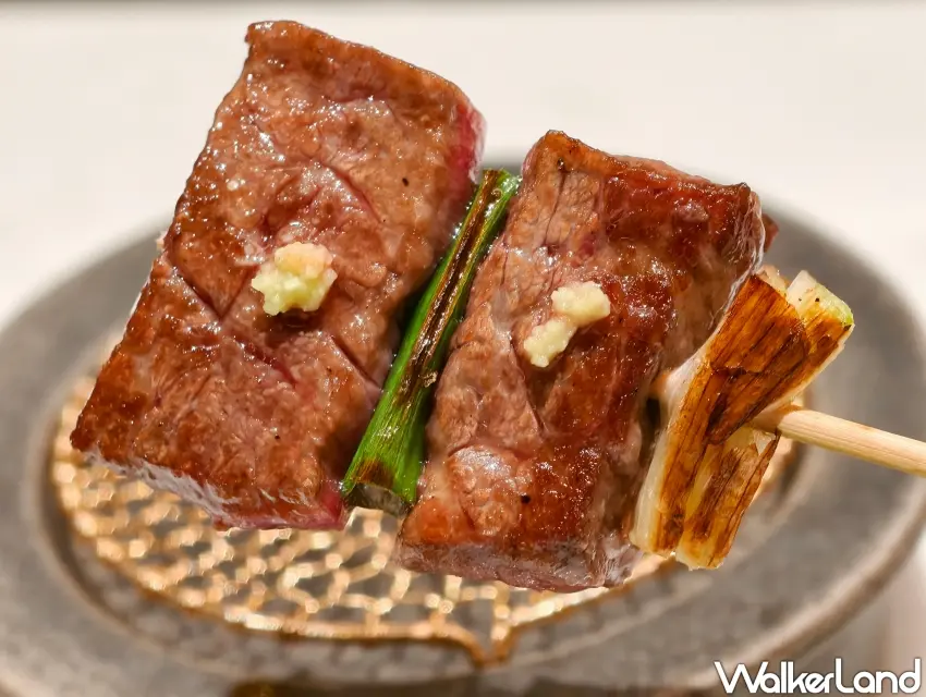 ▲以串燒方式呈現的「貝身」,肉質軟嫩適中,口感軟嫩多汁,帶有蔥香與微微辛香。(攝影:楊婷雅)
