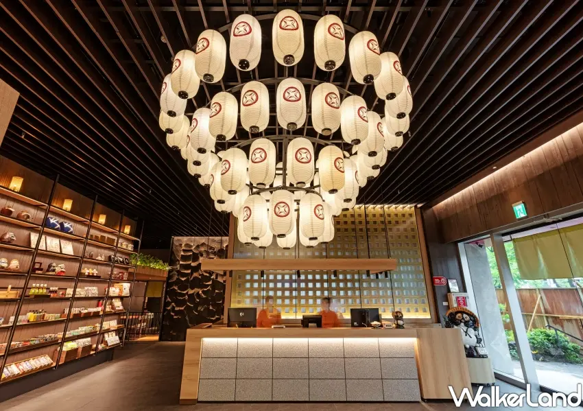 ▲台北吃到飽新品牌「彩膳楽亭」入口處高掛滿滿的日式大紅燈籠營造濃厚祭典氛圍,旁設有選物雜貨區。
