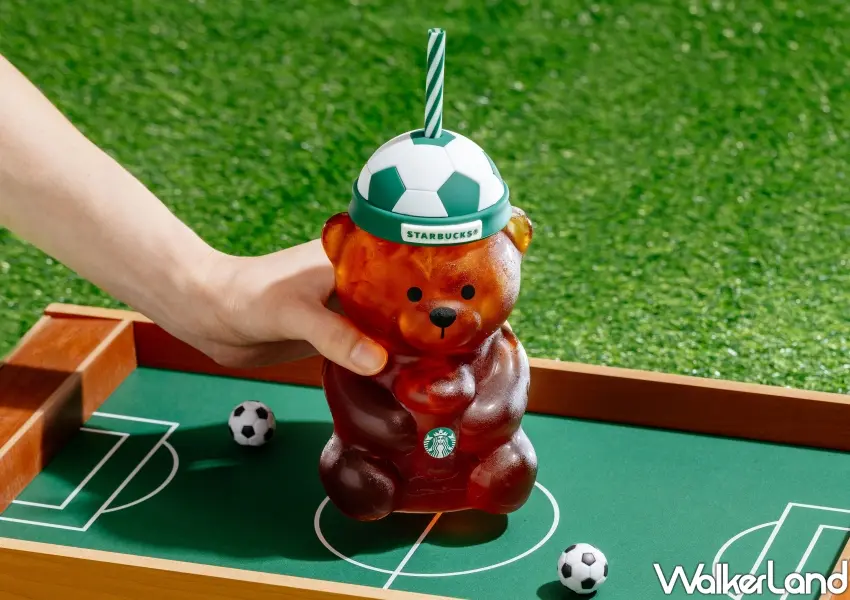 ▲6月11日開賣的足球小熊玻璃杯,售價1080元,倒進咖啡就像小熊在球場奔跑,是今夏必搶周邊。