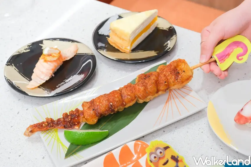 ▲爭鮮PLUS門市更加碼推出「章魚怪炸串」及「橘橘焦芒雞肉串」,增添更多夏季風味選擇。(攝影:張人尹)
