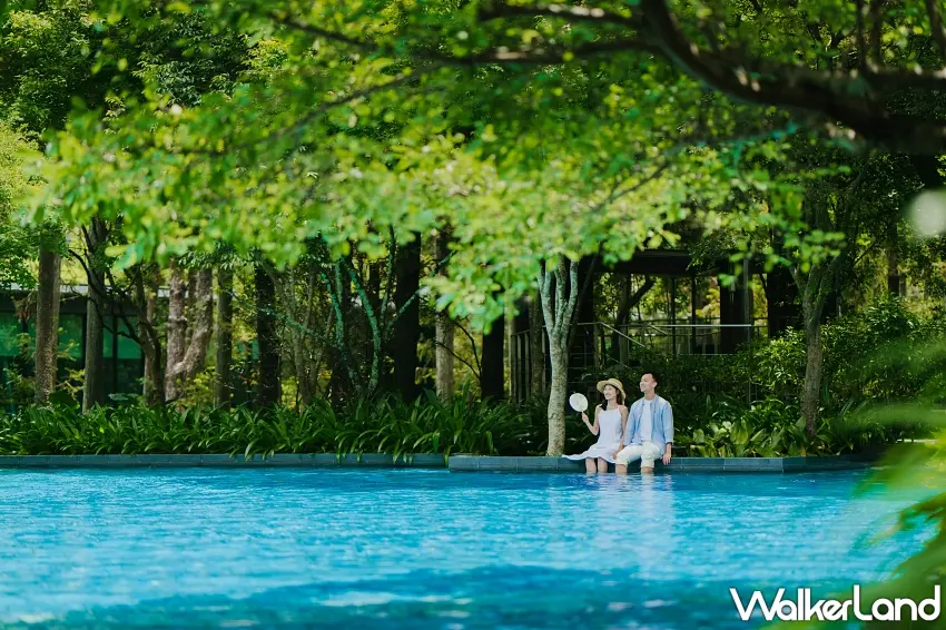 ▲情侶悠然坐臥在群山環抱的奢華泳池畔,沁涼水色與滿眼綠意完美演繹山峠涼泉夏季活動主視覺。圖/虹夕諾雅谷關提供;窩客島編輯李維唐整理