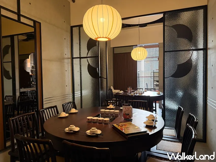 ▲店內典雅的中式古典裝潢風格，搭配寬敞的圓桌用餐區，營造出舒適且尊榮的聚餐氛圍。圖／鼎王麻辣鍋提供；窩客島編輯李維唐整理