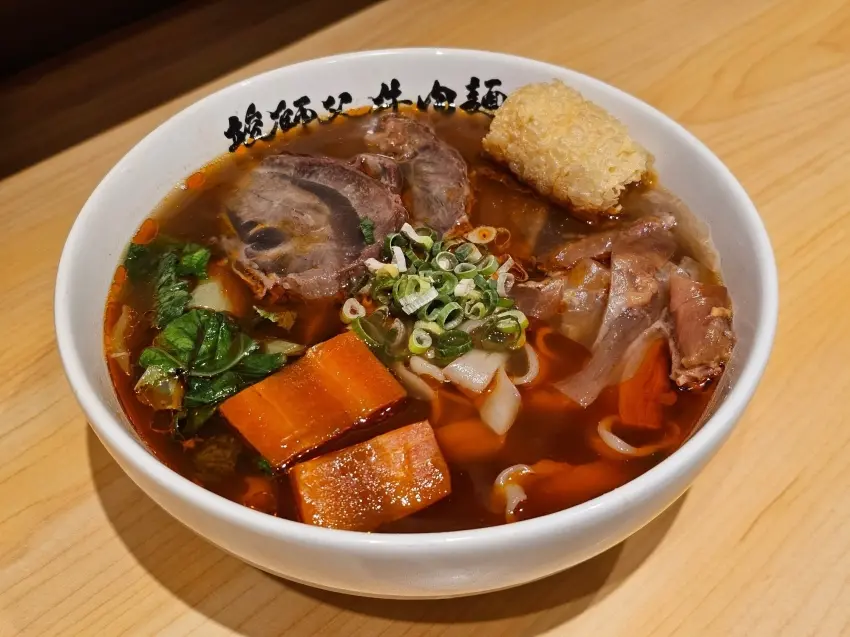 ▲竣師父牛肉麵招牌紅燒牛肉麵以入口即化的腱子肉搭配特製湯頭,展現品牌經典風味,圖片來源:竣師父牛肉麵 官方粉絲團;窩客島整理。