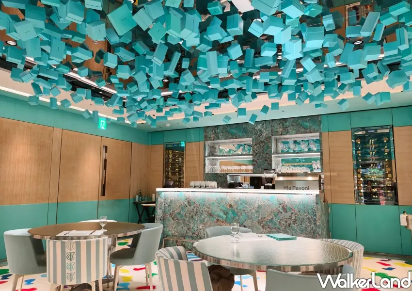 ▲Blue Box Café Taipei 充滿經典蒂芙尼藍設計,繽紛盒裝天花板吸引無數台北貴婦與網美前來打卡。(攝影:鄭雅之)003.jpg
