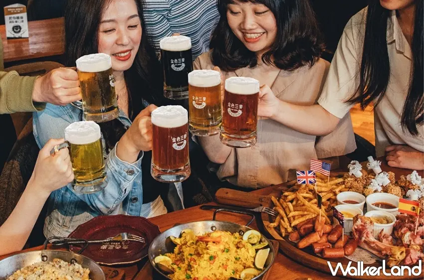 ▲三五好友下班後相約金色三麥,一邊享用經典大拼盤與西班牙海鮮燉飯,一邊高舉現釀精釀啤酒歡呼,沉浸在最熱血的足球觀賽派對中。圖/金色三麥提供;窩客島編輯李維唐整理