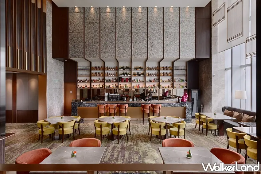 ▲台北六福萬怡酒店大廳酒吧The Lounge空間挑高寬敞,在賽事期間特別量身打造出專屬球迷的頂級極致觀賽奢華據點。圖/台北六福萬怡酒店提供;窩客島編輯李維唐整理