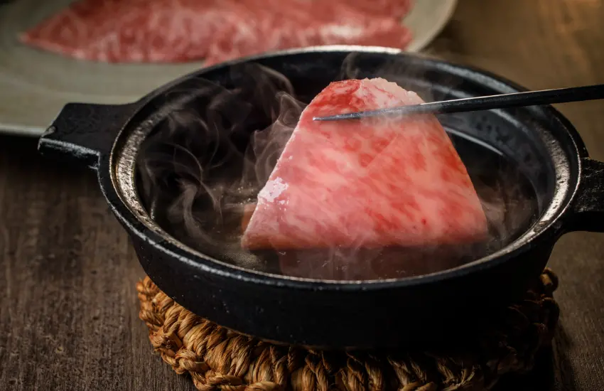 ▲昆布柴魚高湯加入鮎魚醬的特製湯底,散發著九條蔥清香。