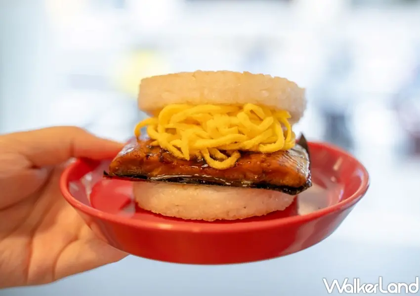▲摩斯漢堡推出蒲燒鰻珍珠堡,以台灣鰻魚搭配海苔與蛋絲,打造濃郁日式米漢堡風味。