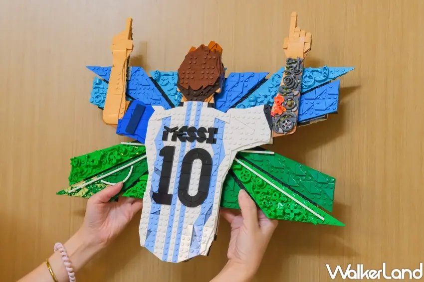 ▲LEGO® Editions Messi慶祝時刻以大型立體壁飾呈現招牌慶祝動作與球場背景。(攝影:張人尹)