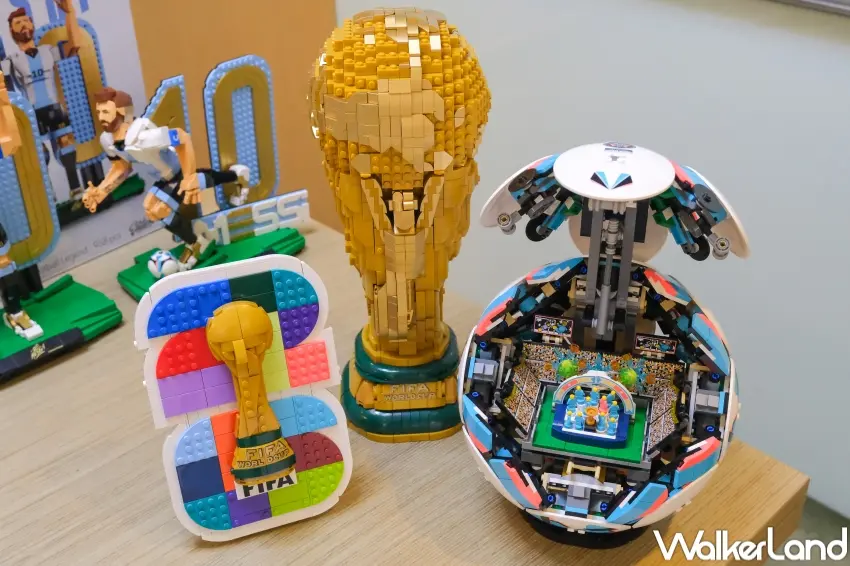 ▲LEGO® Editions FIFA World Cup 2026™官方會徽結合繽紛數字26與世界盃元素設計。(攝影:張人尹)