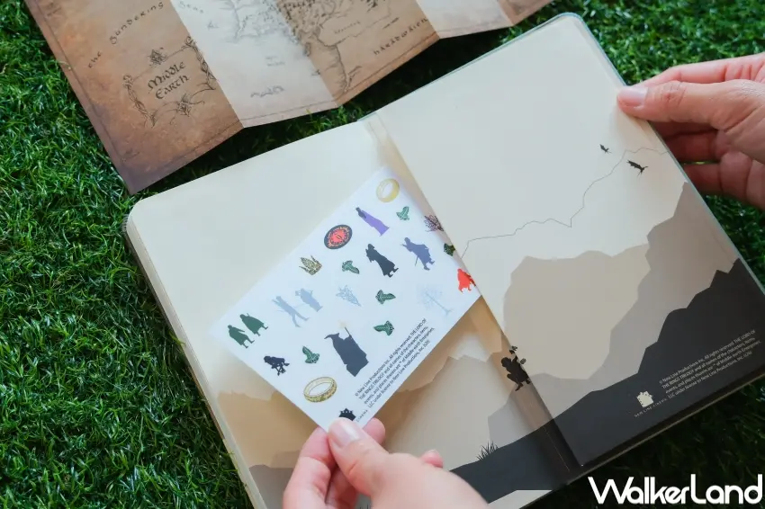 ▲MOLESKINE x 魔戒系列附專屬貼紙與限定徽章,讓粉絲自由裝飾專屬筆記本。(攝影:張人尹)