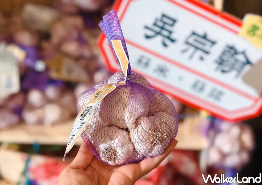 ▲全聯小農直採銷售冠軍,是農三代吳宗翰手工分瓣的雲林大蒜,顆顆飽滿,是主婦瘋搶的廚房調味辛香料。(攝影:鄭雅之)