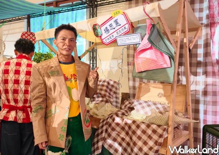 ▲脆上意外爆紅的全聯小農楊忠憲本尊現身,身穿特製時尚工裝,大方推薦自家屏東枋山栽培的香甜愛文芒果。(攝影:鄭雅之)