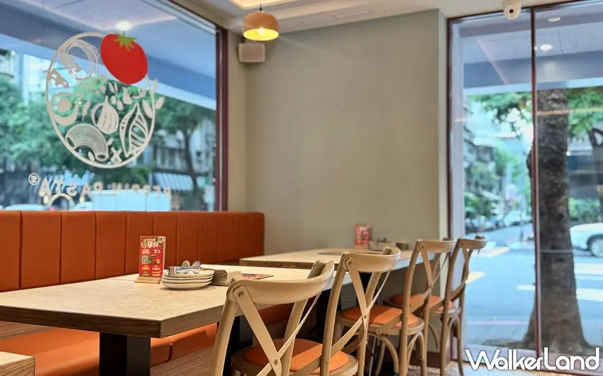 ▲空間設計大膽從義式料理食材中汲取視覺靈感,採用柳橙橘的溫暖沙發座椅搭配大片落地窗,當明亮舒心的自然日光徐徐灑落室內,不僅完美貼合民生社區生活圈自帶的愜意步調,更讓用餐體驗顯得輕鬆隨性。圖/BEPPIN PASTA提供;窩客島編輯李維唐整理