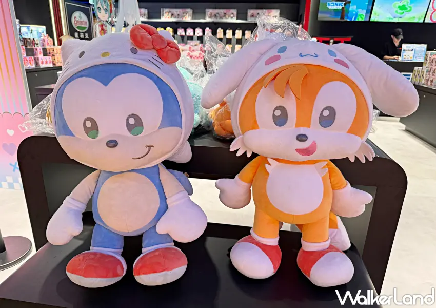 ▲信義區SEGA FAVE快閃店推出索尼克三麗鷗娃娃、索尼克角色娃娃等周邊,打卡送限定貼紙。(攝影:鄭亦庭)