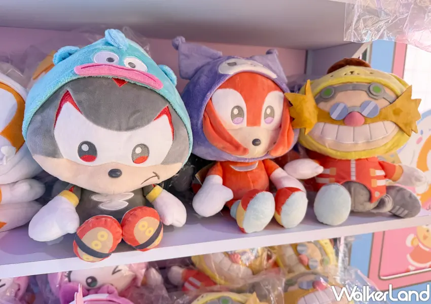 ▲SEGA FAVE信義區快閃店開賣索尼克×三麗鷗聯名系列娃娃,索尼克換上布丁狗、Kitty、醜魚裝扮。(攝影:鄭亦庭)