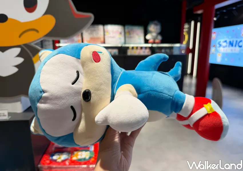 ▲信義區SEGA FAVE快閃店推出索尼克三麗鷗娃娃、索尼克角色娃娃等周邊。(攝影:鄭亦庭)