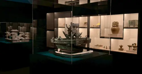 台北展覽必逛推薦！史博館最新特展《終章未完》看霞海城隍神尊，AI互動十王圖。